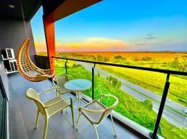 24'HR CHECK IN H'FLOOR SARADISE ECHELON KUCHING LUXURY BALCONY CONDO FACING AIRPORT 3R2B-2Cpark，位于古晋的分契式公寓
