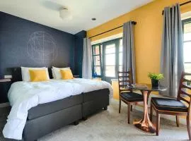 Home near city center - new bathroom & hotel bed