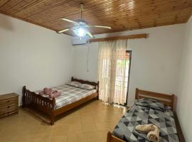 Romeo’s Guest House 2，位于Piqeras的酒店