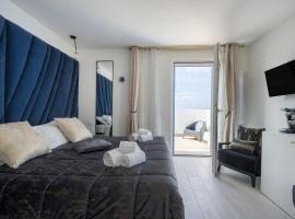 Mare | Fronte Mare con Balcone – Vicino al Centro Storico，位于滨海波利尼亚诺的酒店