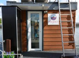 ÖKO Budget Hausboot Retreat Morgenrot，位于施特拉尔松德的船屋
