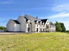 Logis Hôtel Sully le Château，位于Saint-Père-sur-Loire的酒店