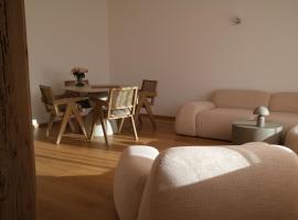 Luxury Lakefront Apartment，位于圣莫里茨的酒店