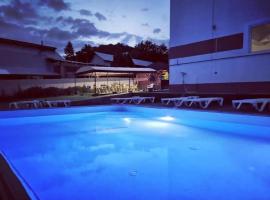NATALIA Guesthouse & pool，位于萨拉他蒙蒂鲁的酒店