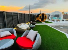 Luxury Hills 1500ｍ2超絶景パティオ サウナ BBQ 駐車場4台 プール ペット 空港そば，位于福冈的带泳池的酒店