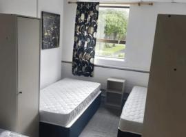Pleasant Budget Friendly 6 Bed Shared Room Dublin，位于都柏林的酒店