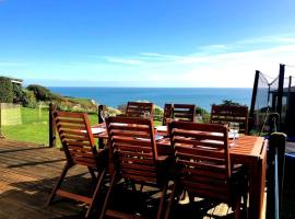 Coastal retreat with stunning sea views，位于Isle of Wight的酒店
