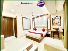 HOTEL # K # P Near Sea Beach - Jagannath temple - Restaurant - Parking - wifi and Lift Facilities - Fully Air Conditioning Hotel - A Top Rated Hotel in Puri - BREAKFAST INCLUDED，位于普里的酒店