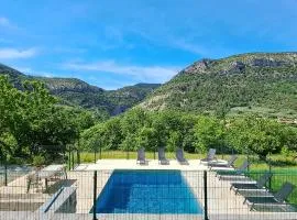 Le Mas des Fontettes, gite 14 personnes, piscine chauffée, propriété 5ha, barbecue
