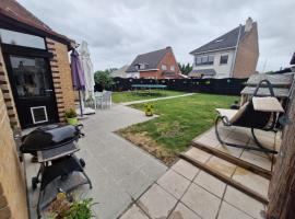 Ingericht huis met tuin，位于Denderleeuw的酒店