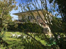 Chalet de dos plantas independientes con aparcamiento y jardin privado，位于诺哈的酒店