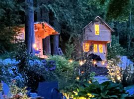 Creekside Bunkies，位于Roberts Creek的酒店