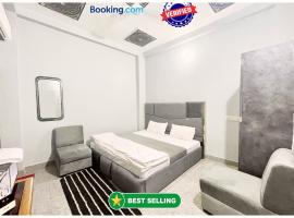 Hotel PRAKASH GUEST HOUSE ! Varanasi - Providing Air conditioned Hotel and Well Decorated Rooms with Wi-Fi Facility - Near Kashi Vishwanath Temple Varanasi - BEST HOTEL IN VARANASI，位于瓦拉纳西的酒店