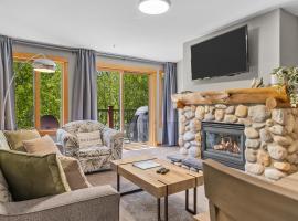 Creekside Downtown 2 Bedroom Condo managed by Little Sister Getaways，位于坎莫尔的分契式公寓