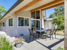 4 Mi to Folsom Lake Modern Home with Patio!，位于Granite Bay的酒店