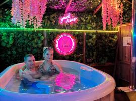FINN VILLAGE - Loch Lomond Sunset Glamping Pod - Private Ofuro HOT TUB，位于德里门的豪华帐篷营地