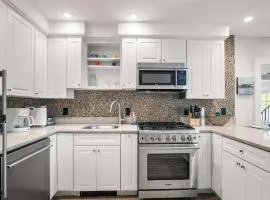 Charming Getaway 1 Block from Beach