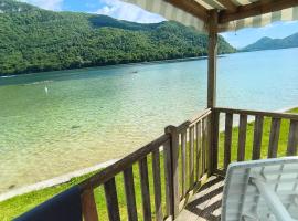 mobil home 4 personne 2 chambre vu lac a condes，位于Condes的酒店
