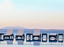 Blue Waves Luxury Suites by the Sea，位于普洛马里翁的酒店