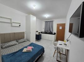 Flat completo a 5 minutos apé de mercado, farmácia，位于阿帕雷西达迪戈亚尼亚的酒店