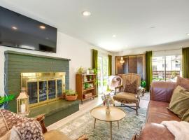 Near Shops and Eats Elegant Home in Wheat Ridge!，位于麦岭的酒店