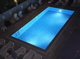Turkuaz sitesi 2 odalı eşyalı ve havuzlu manzaralı kişi fiyatı değil oda fiyatı