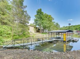 Balcony and Fire Pit Home on Lake of Ozarks!，位于Roach的酒店