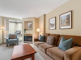 1BR Condo with Ski Access Pool, Hot Tub, Gym & Sauna Free Bus，位于惠斯勒的酒店