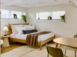 Tide House - Unit E - Modern Seaside Studio w Parking