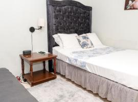 Mona Master suite，位于金斯敦的酒店