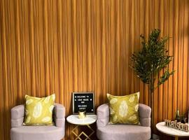 Modern Loft-Balcony-FullAC open space，位于Calumpit的酒店