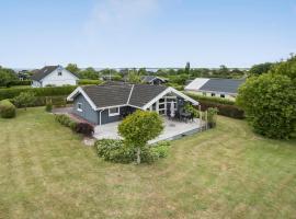 Three-Bedroom Holiday Home In Assens，位于阿森斯的酒店