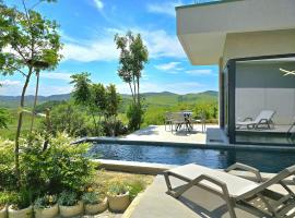 Modern holiday home with sea views，位于Shetaj的酒店