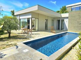 Modern holiday home with sea views，位于Shetaj的酒店