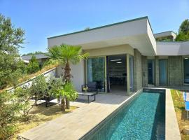 Spacious holiday home with garden，位于Shetaj的酒店