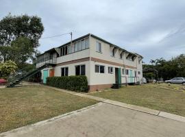 Mangoes Backpacker Hostel & Farmstay，位于鲍恩的青旅