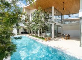 The Trinity new modern 5BR villa with 20M Pool -C1，位于他朗的酒店