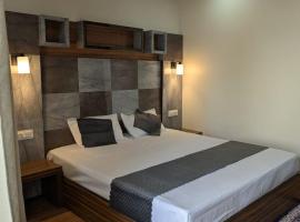 Deodar hill top homestay，位于柴尔的酒店