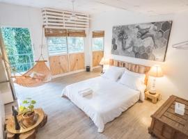 FOREST Nest with Self-Service Breakfast - Birds, Monkeys, Pet Friendly with a Fee，位于Subic Bay Intl的酒店