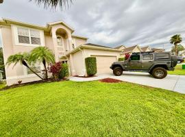 Grand Village 4BR Pool Home near Disney Parks，位于达文波特的酒店