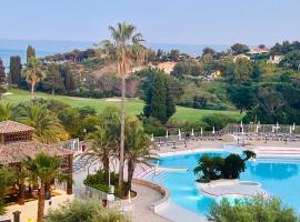 Cap Esterel - Duplex avec 2 terrasses dont une tropezienne, piscines et loisirs，位于圣拉斐尔的度假村