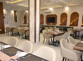 The Solitaire Hotel，位于Pāonta Sāhib的酒店