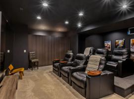 Luxuary Tremont Home - Movie Room, Pet & Baby Friendly，位于克利夫兰的酒店