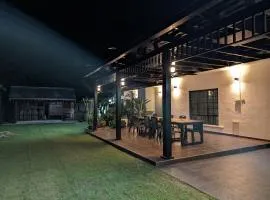 D’Garden Cottage with big field