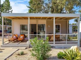 Mobile homes Rosemary in camping Strasko, Novalja，位于诺瓦利娅的乡村别墅