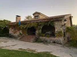 Casa Rural con chimenea, piscina y vistas al río