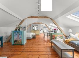 Sunny Westport Studio Apt. Above Historic Mill，位于韦斯特波特的酒店