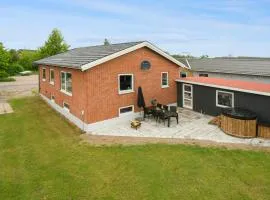 3 Bedroom Cozy Home In Sønder Felding