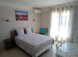 Chambre privée climatisée chez particulier, WIFI