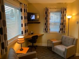 Cottage11 of Avalon -2 Bedroom-1 Bath- Laundry- Sleeps 6，位于兰辛的酒店